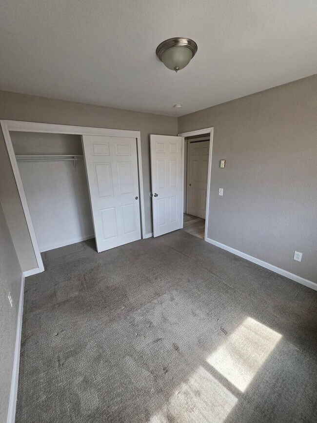 Building Photo - 2 Bedroom Apartment Available Near Regis!