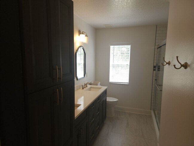 Building Photo - Stunning 4-Bedroom, 2.5-Bathroom Home with...