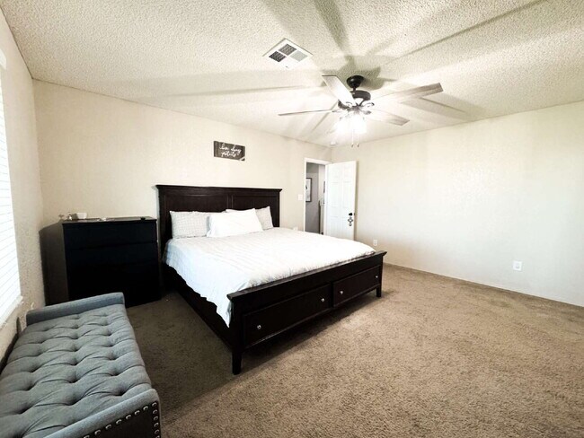 Building Photo - "Spacious 3 Beds, 2 baths Home with Inviti...