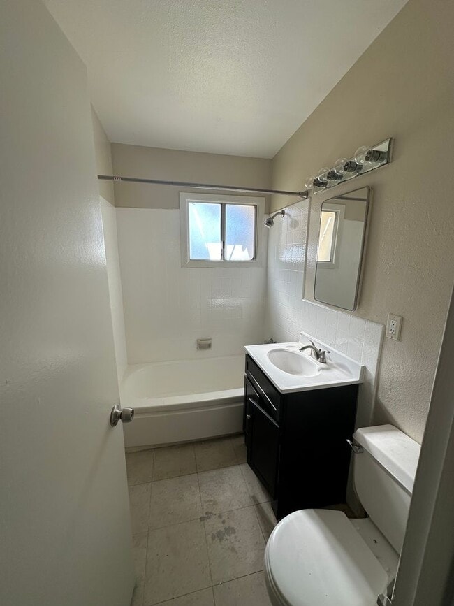 Building Photo - Cute 2 Bed 1 Bath