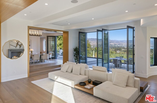 Building Photo - 7052 Dume Dr