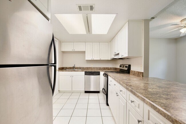 Building Photo - Spacious 2/2 Condo in Hawthorne Village - Orlando! Available Now!