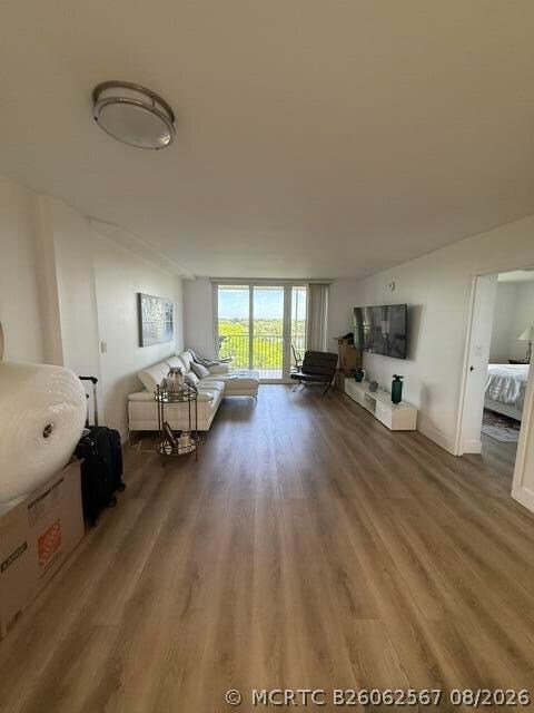 Building Photo - 250 Jacaranda Dr