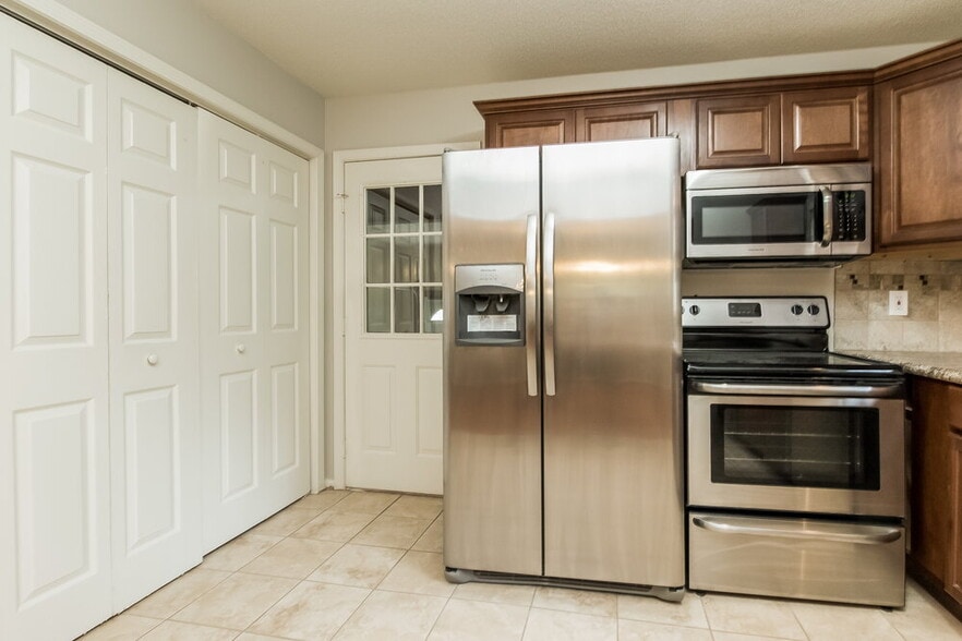 Building Photo - 2663 Candler Dr