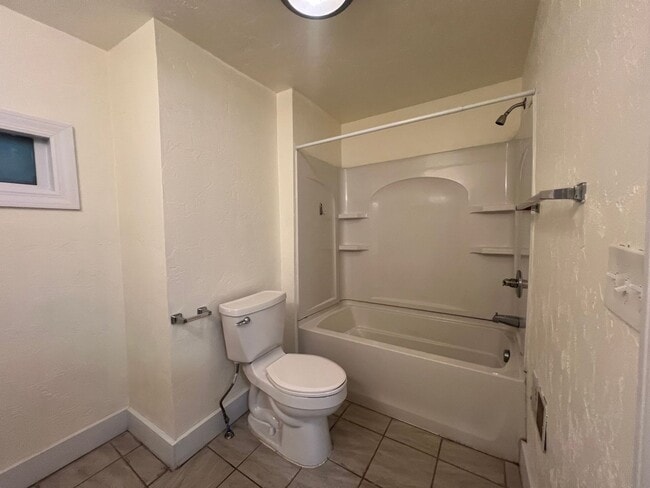 Building Photo - Beautiful 4BR 2 full bath house now showing!