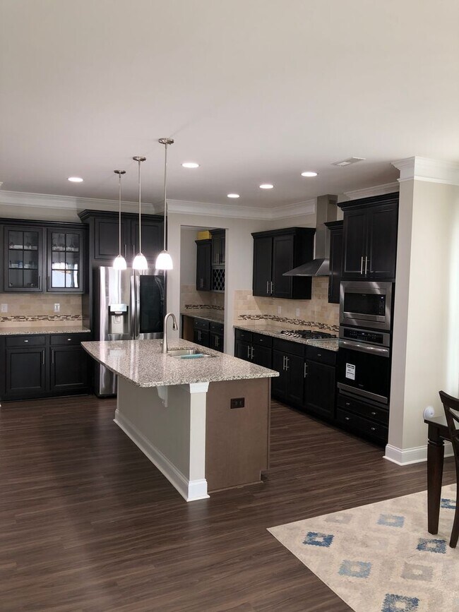 Building Photo - Lake Front Community 4 bed, 3 bath