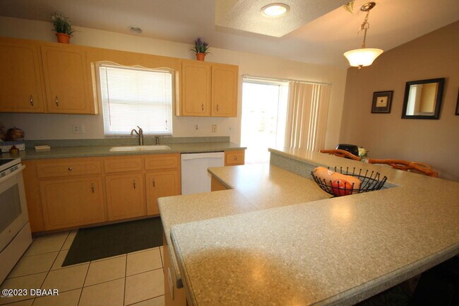 Building Photo - 2621 India Palm Dr