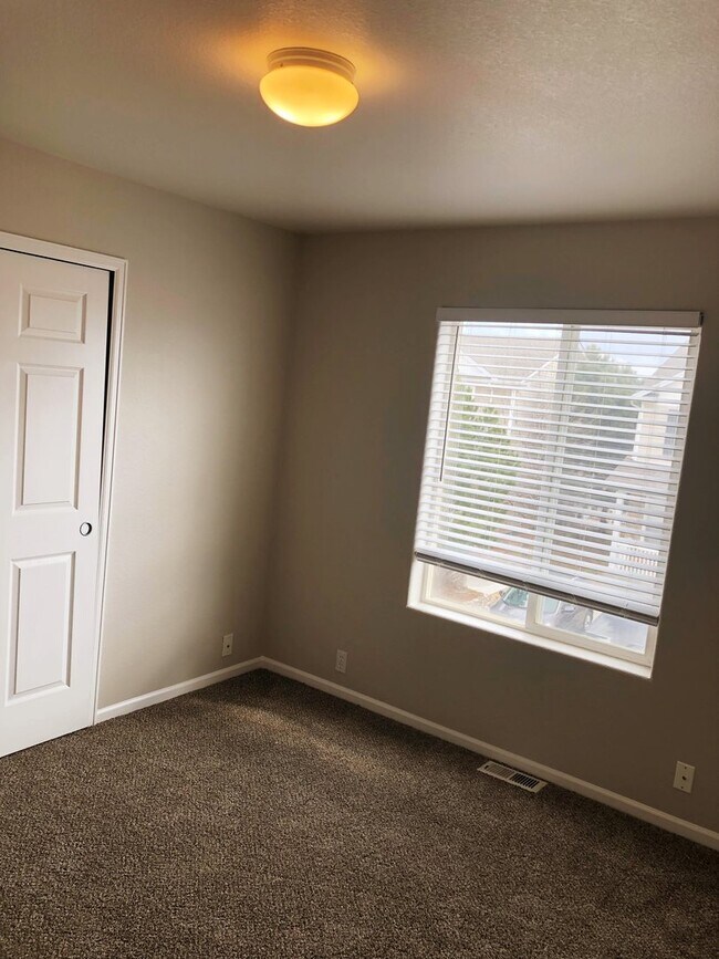 Building Photo - Gorgeous Pulte Townhome in Spring Creek