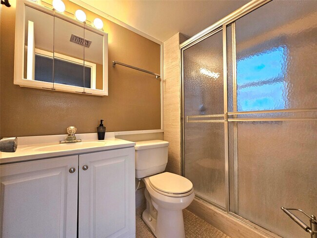 Building Photo - 1460 NW 80th Ave