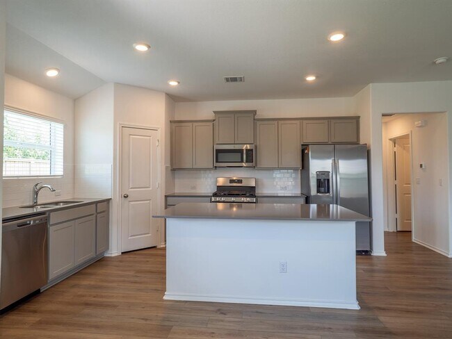 Building Photo - 702 Silver Springs Bend