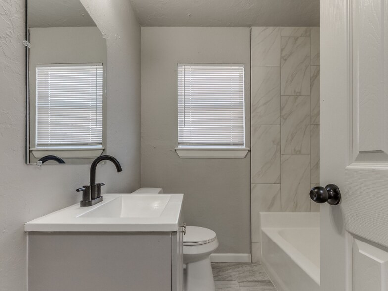 Building Photo - 1156 SE 19th Terrace