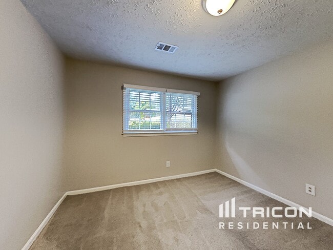 Building Photo - 135 Victoria Dr