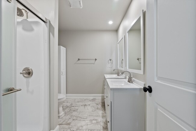 Building Photo - 250 Tanglewood Ln