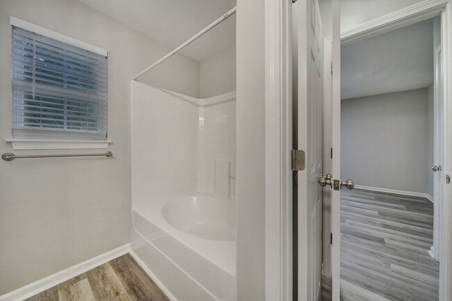 Building Photo - Lovely 4 Bed 2 Bath Home in Charlotte!