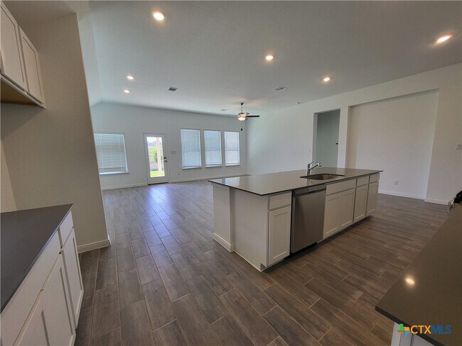 Building Photo - 1233 Fox Wing Wy