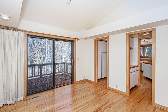 Building Photo - 1424 Bradford Dr