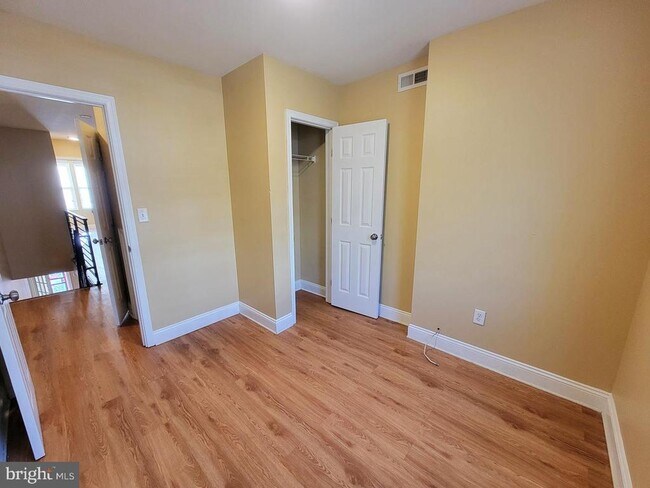 Building Photo - 923 E Schiller St