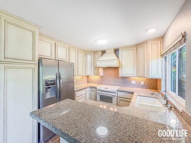 Building Photo - SD: Spacious 2BD/2BA Condo in Hillcrest with Private Balcony, Community Pool & Tennis Court