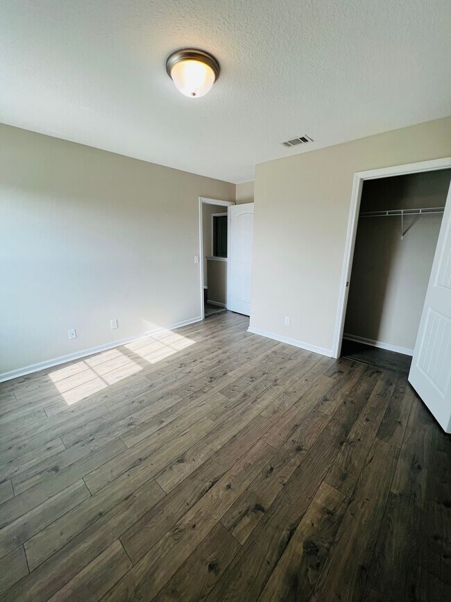 Building Photo - AVAILABLE NOW!