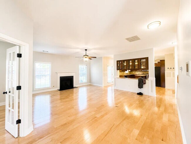 Building Photo - 10 Lynell Pl