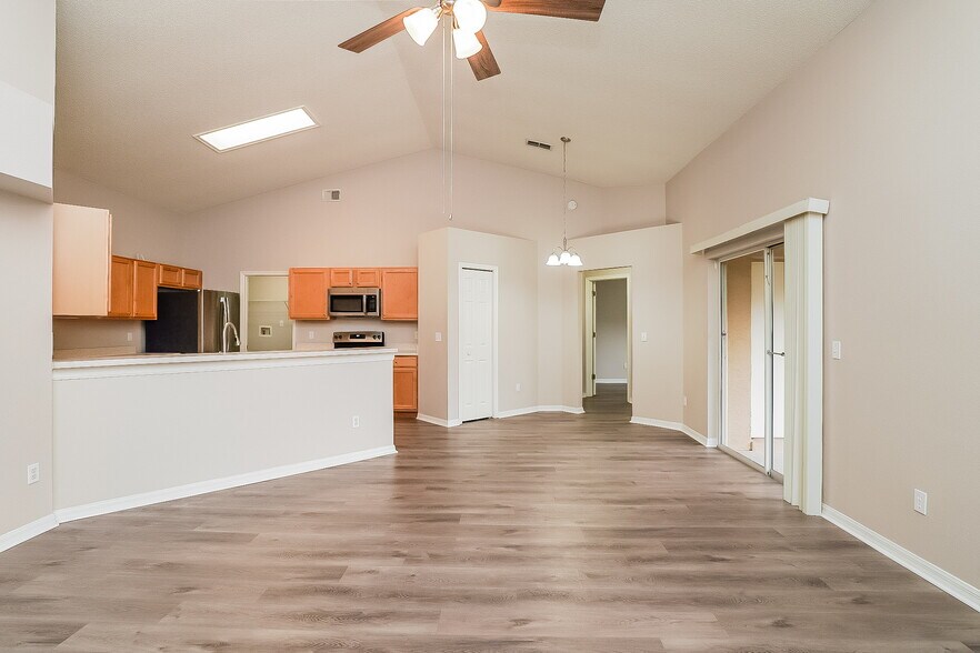 Building Photo - 1870 Smoketree Cir