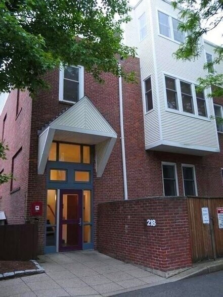 Building Photo - 218 Thorndike St