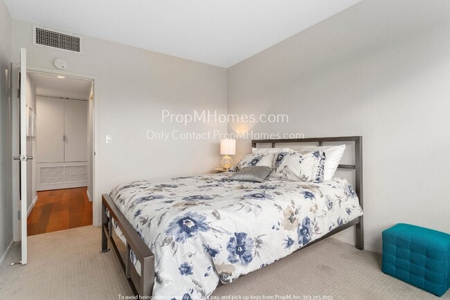 Building Photo - Luxurious Two Bedroom High-Rise Living at the Portland Plaza!