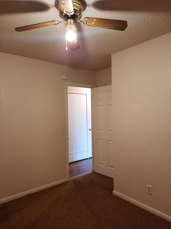 Building Photo - 3 BEDROOM | 2 BATH | HOUSE | SINGLE GARAGE...