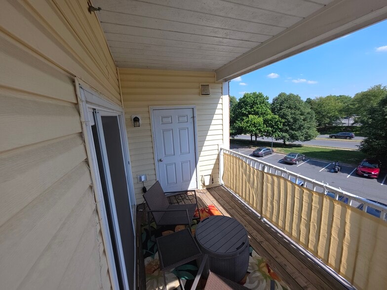 balcony - 43300 Marymount Ter