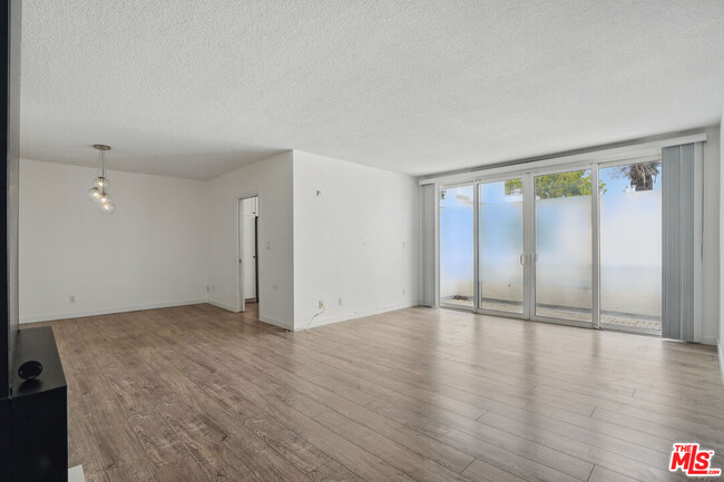 Building Photo - 930 3rd St