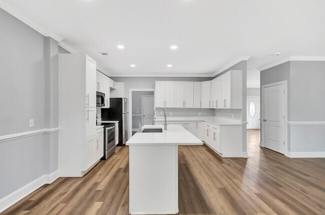 Building Photo - Spacious 4-Bedroom Charleston Home Loaded ...