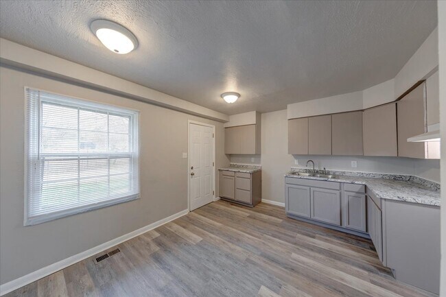 Building Photo - 7614 E 34th St