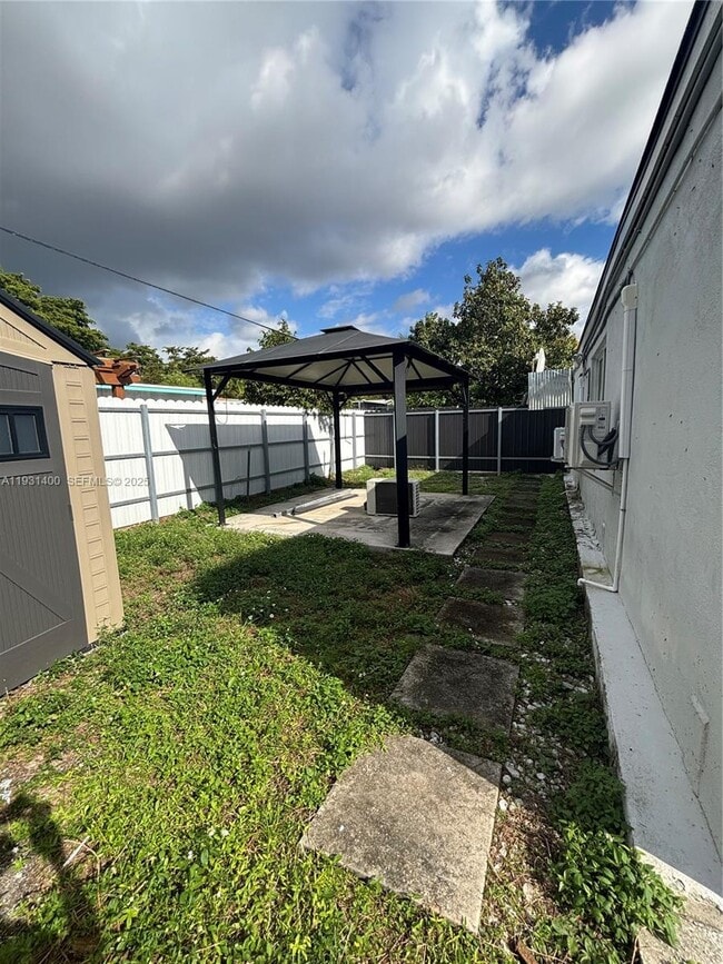 Building Photo - 8561 Claridge Dr