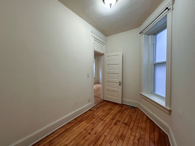 Building Photo - 4-BEDROOM DEPAUL UNIVERSITY APARTMENT – FIRST FLOOR