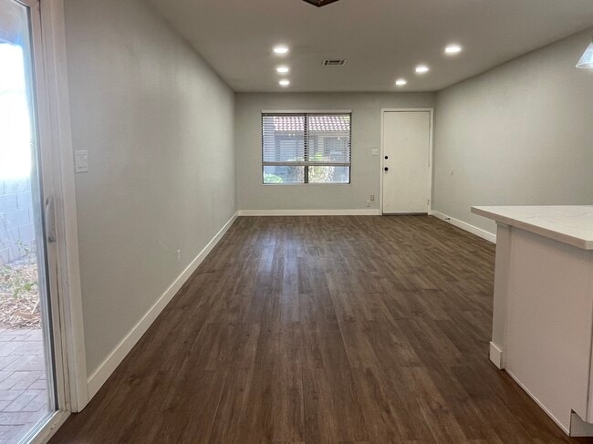 Building Photo - 1111 N 84th Pl