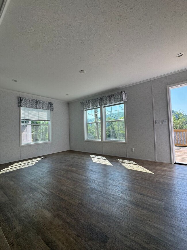 Building Photo - 465-4 Royal Manor Rd-
