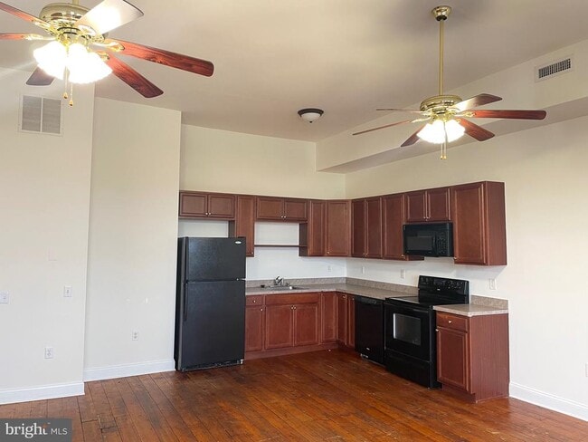 Building Photo - 70 Clinton St