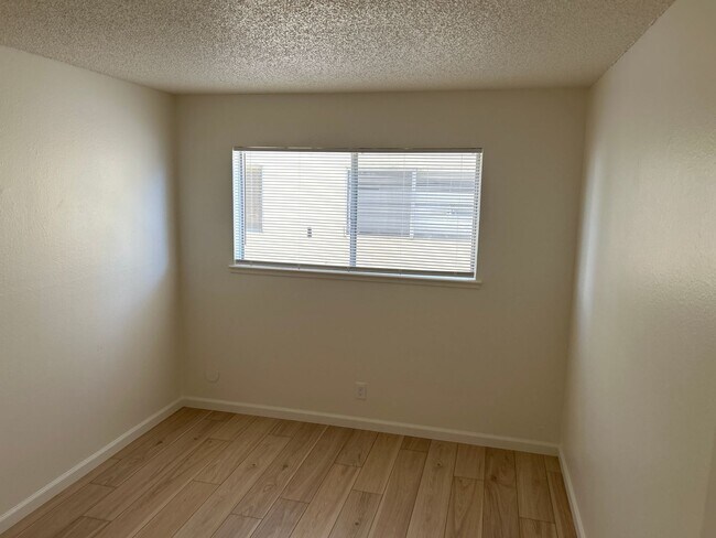 Building Photo - Maple 2