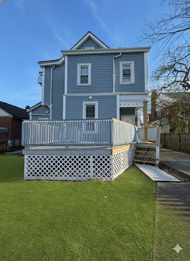 Building Photo - Newly Renovated 2-Bedroom with Soaring Ceilings & Bonus Reading Nook