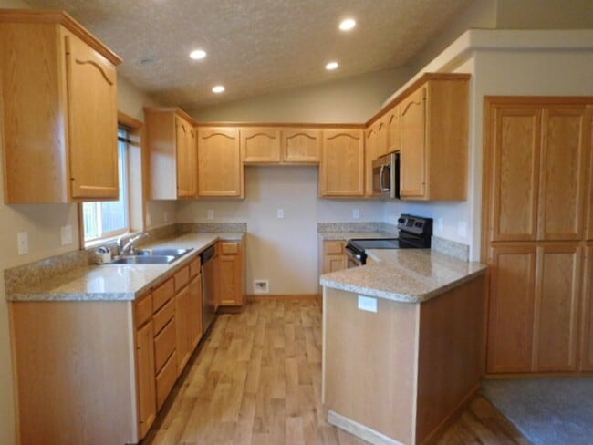 Building Photo - 3Bd/2Ba Single Story House - Available To ...