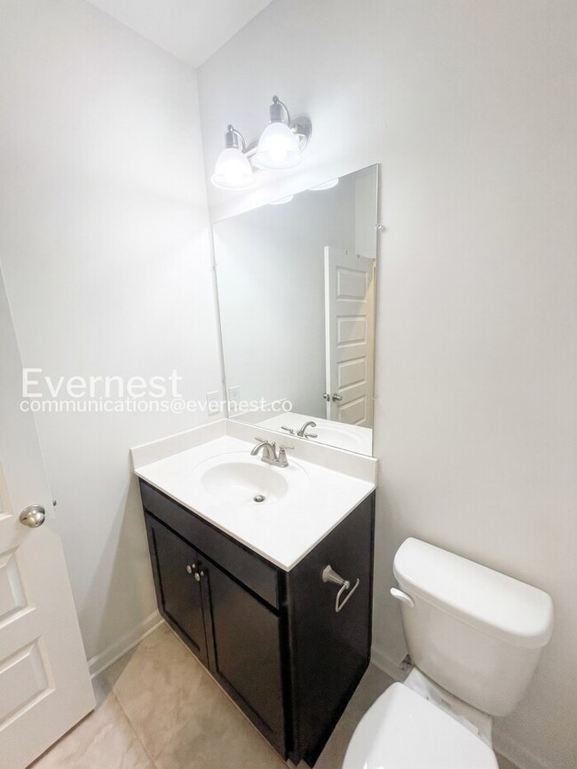 Building Photo - 3 Bed/3 Bath Townhome with Garage / Available Now!