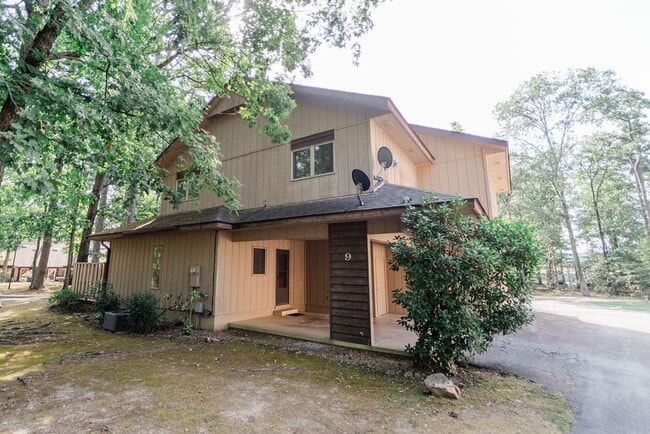 Building Photo - This newly remodeled house is the perfect cozy place to call home. It is 2 bed, 1.5 bath and pet ...