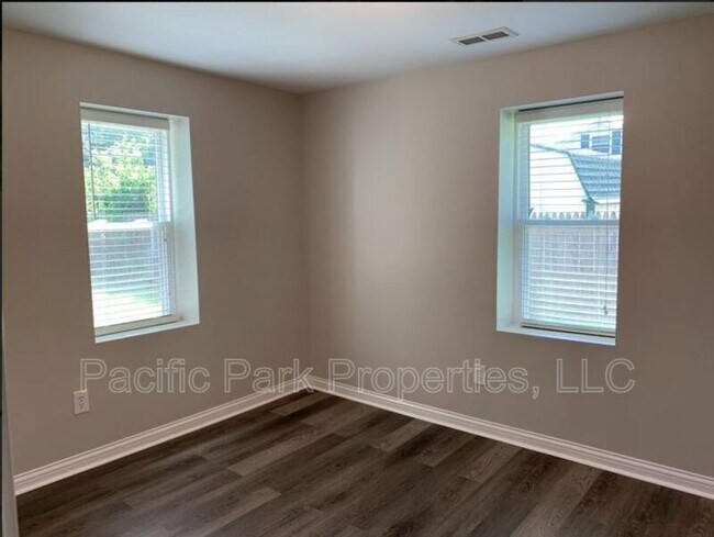 Building Photo - 3419 S Parker Ave