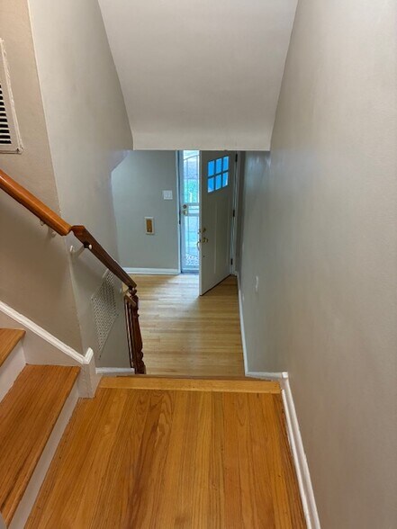 Main Oak Stair - 1708 W Belle Plaine Ave