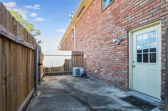 Building Photo - 2 Brandon Hall Dr