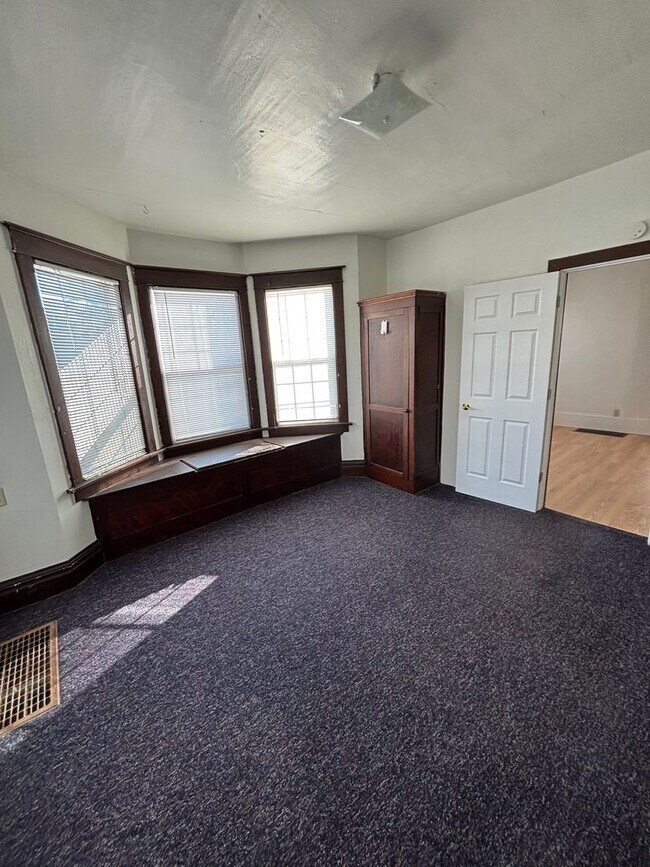 Building Photo - 128 E Davenport St