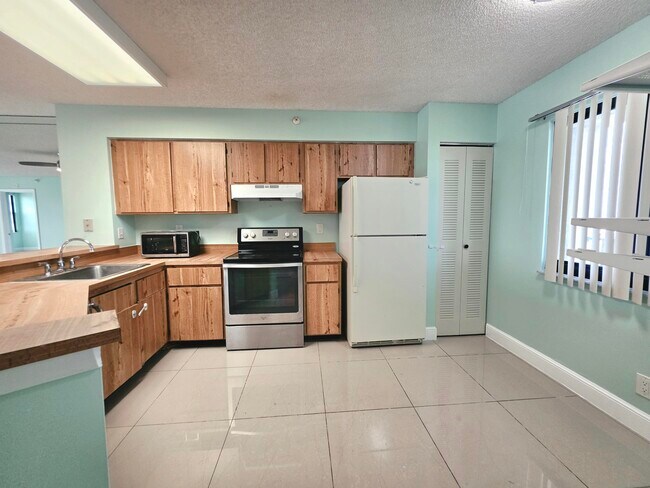 Building Photo - 2112 S Cypress Bend Dr