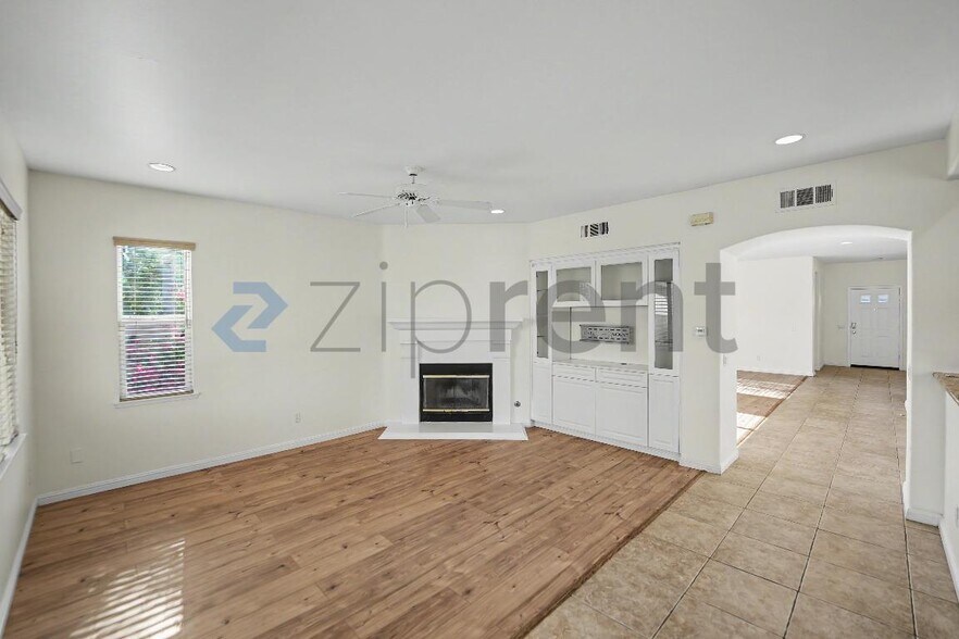 Building Photo - Unit