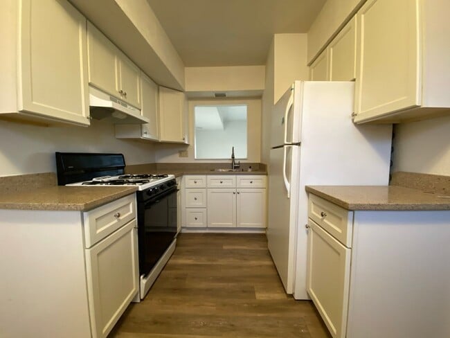 Primary Photo - Beautiful Brick 2 BR Townhouse in Great Ze...