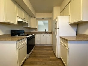 Building Photo - Amazing Two Bedroom Townhouse in Zelienople! Washer & Dryer Hook-Ups! Call Today!